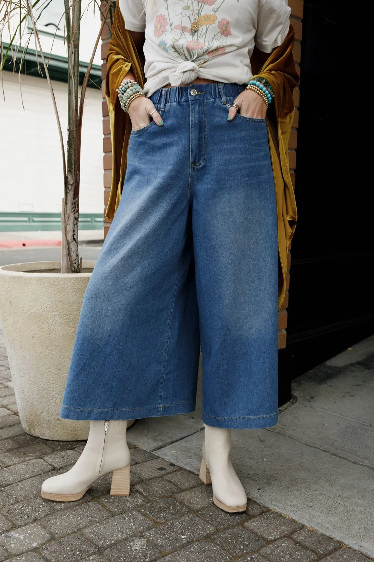 Frontier Flare Jeans - Medium Wash