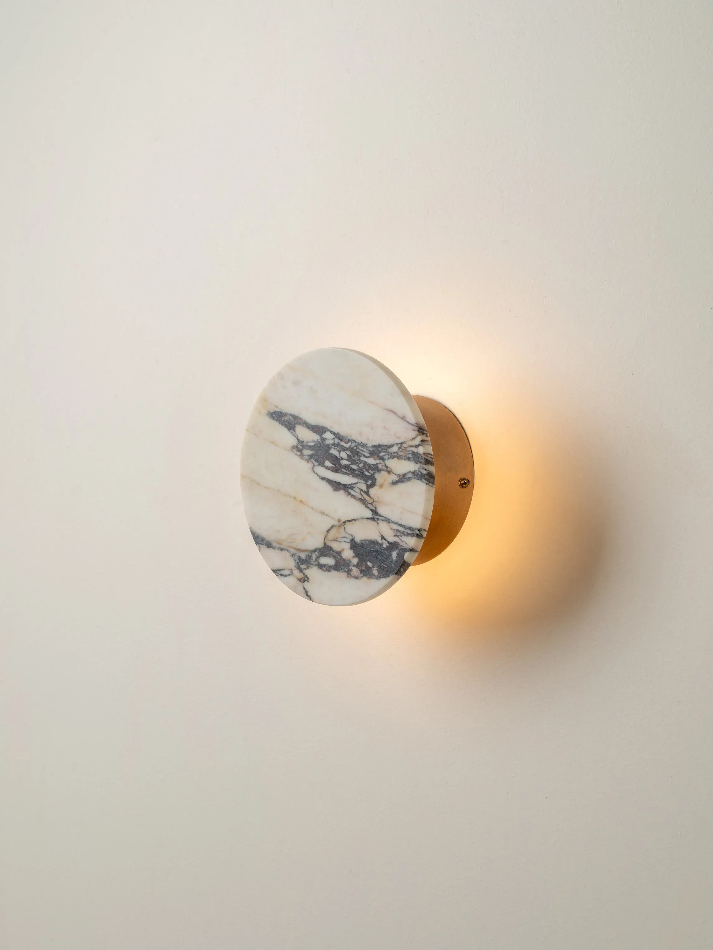 Santi - Calacatta Viola marble and aged brass wall light